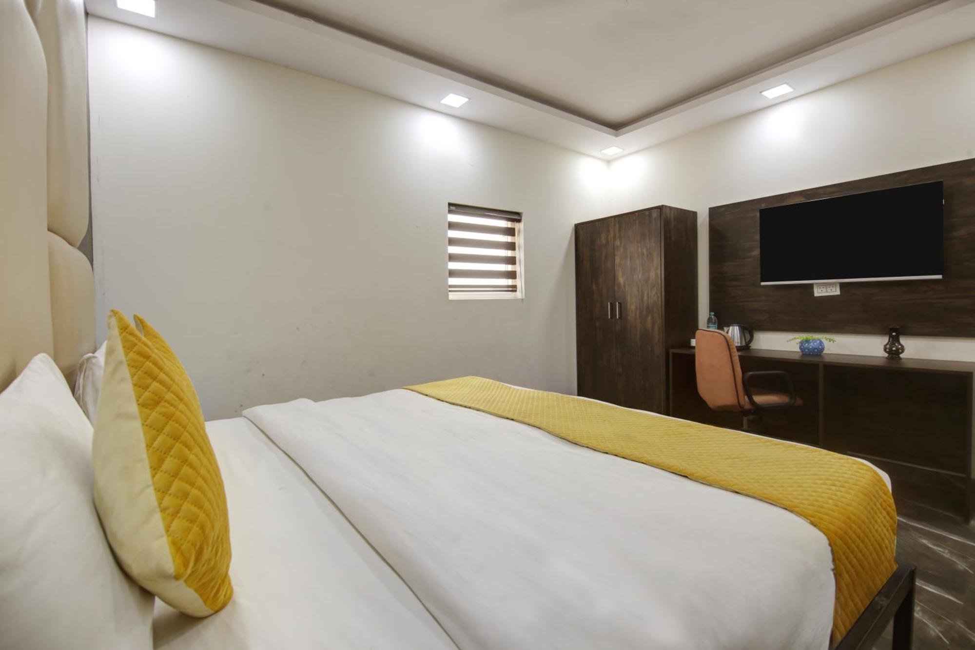 Hotel The Eden Park Noida Exteriör bild